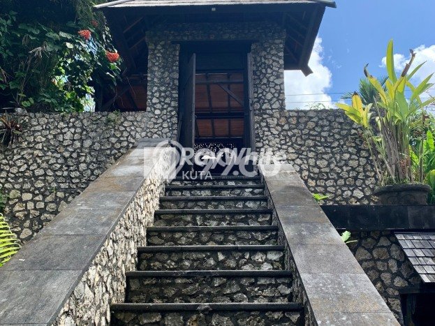 Rumah Terawat di Canggu, Badung, Luas Tanah 723m², Luas Bangunan 509m² Rumah Terawat di Canggu, Badung, Luas Tanah 723m², Luas Bangunan 509m²