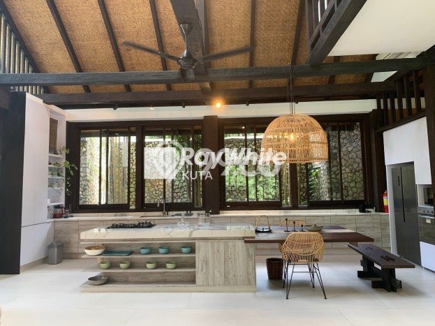 Rumah Terawat di Canggu, Badung, Luas Tanah 723m², Luas Bangunan 509m² Rumah Terawat di Canggu, Badung, Luas Tanah 723m², Luas Bangunan 509m²