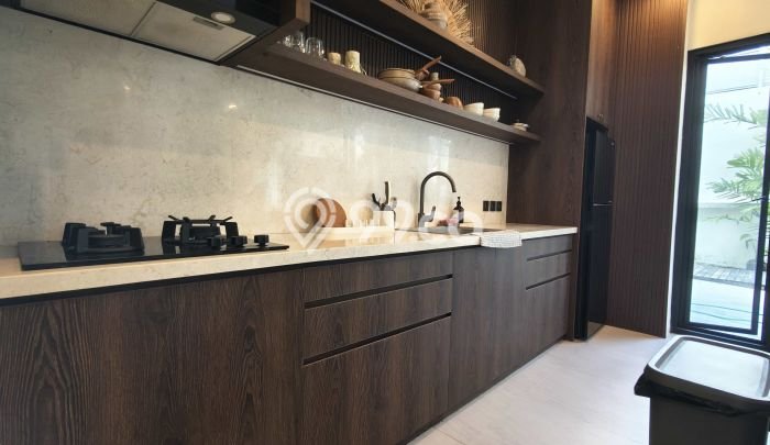 LOKASI STRATEGIS! Vila Kawasan , Luas 195m2m², Lokasi Strategis LOKASI STRATEGIS! Vila Kawasan , Luas 195m2m², Lokasi Strategis