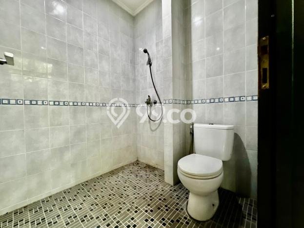 Disewakan! Rumah 6 Kamar Tidur &
4 Kamar Mandi di Lebak Bulus, Jakarta Selatan Disewakan! Rumah 6 Kamar Tidur &
4 Kamar Mandi di Lebak Bulus, Jakarta Selatan