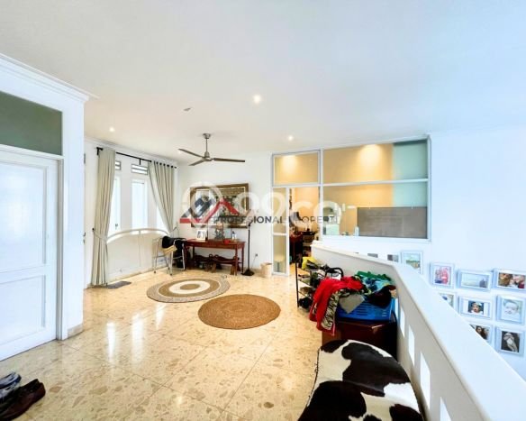 Hunian Elit LB 300m2 Siap Pakai Desain Elegan di Tanjung Barat, Jakarta Selatan Hunian Elit LB 300m2 Siap Pakai Desain Elegan di Tanjung Barat, Jakarta Selatan