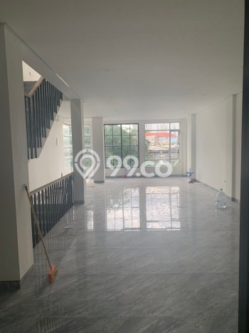 Ruko Disewa di Jakarta Barat dengan LB 300m2 Area Komersial Ramai Ruko Disewa di Jakarta Barat dengan LB 300m2 Area Komersial Ramai