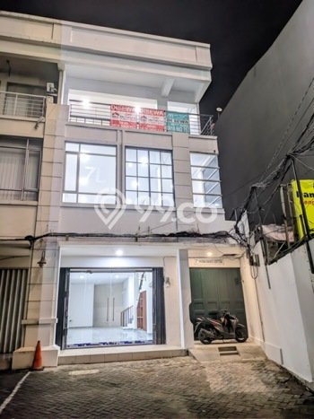 Ruko Disewa di Jakarta Barat dengan LB 300m2 Area Komersial Ramai Ruko Disewa di Jakarta Barat dengan LB 300m2 Area Komersial Ramai