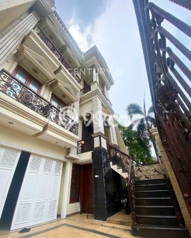 Siap Huni Rumah Mewah 4 Kamar di Kelapa Gading Dekat ke Mana Pun Siap Huni Rumah Mewah 4 Kamar di Kelapa Gading Dekat ke Mana Pun