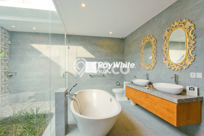 Ready to Use! Premium House LT 334m2 Desain Elegan di Seminyak Ready to Use! Premium House LT 334m2 Desain Elegan di Seminyak