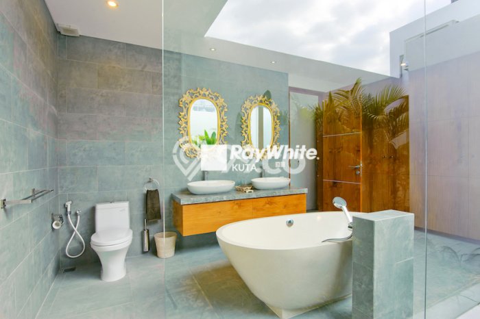 Ready to Use! Premium House LT 334m2 Desain Elegan di Seminyak Ready to Use! Premium House LT 334m2 Desain Elegan di Seminyak