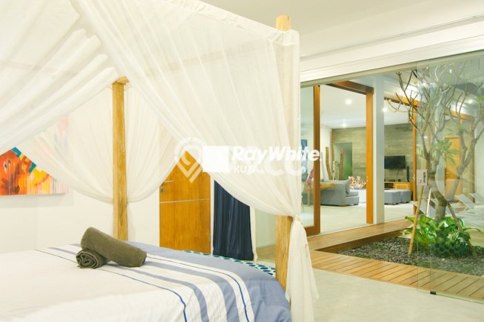 Ready to Use! Premium House LT 334m2 Desain Elegan di Seminyak Ready to Use! Premium House LT 334m2 Desain Elegan di Seminyak