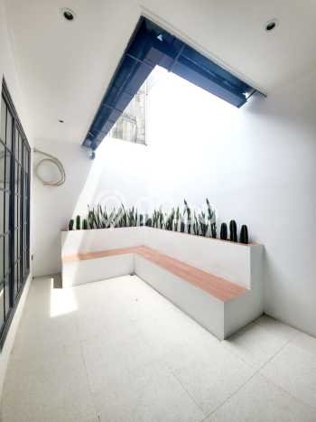 Rumah Elit Modern Tanpa Renovasi di Bintaro Tangerang Selatan Rumah Elit Modern Tanpa Renovasi di Bintaro Tangerang Selatan