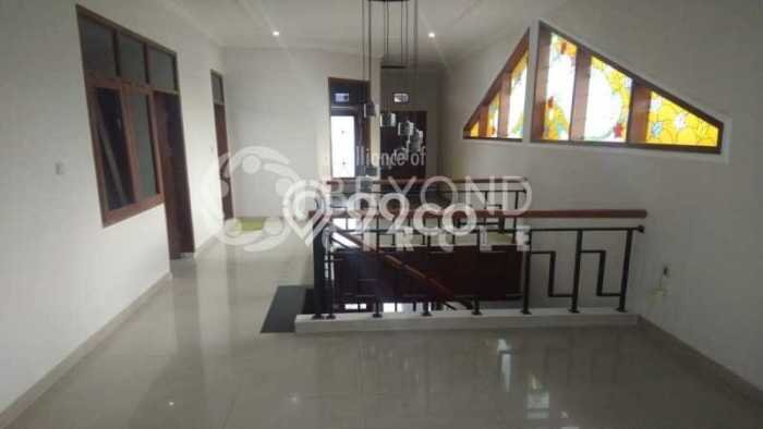 Rumah Mewah LB 300m2 Siap Huni Desain Elegan di Buah Batu, Bandung Rumah Mewah LB 300m2 Siap Huni Desain Elegan di Buah Batu, Bandung