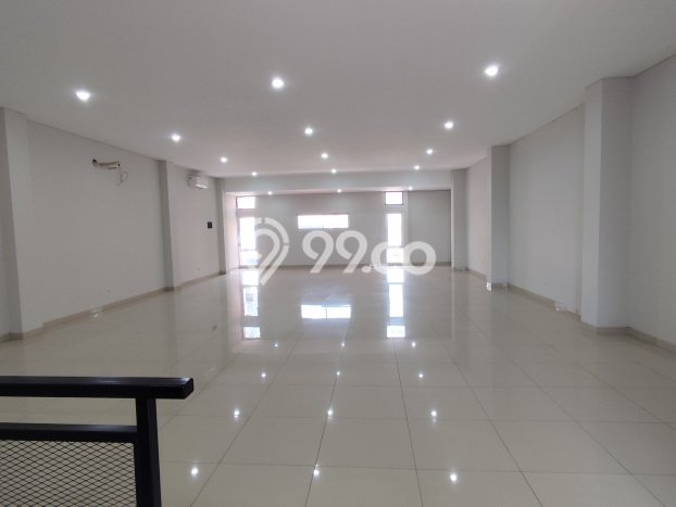 Ruko Disewa di Semarang dengan LB 300m2 Area Komersial Ramai Ruko Disewa di Semarang dengan LB 300m2 Area Komersial Ramai