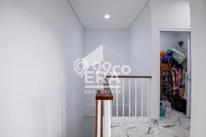 Rumah Strategis Modern Lb 140m2 di Ciputat, Tangerang Selatan Rumah Strategis Modern Lb 140m2 di Ciputat, Tangerang Selatan
