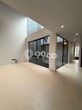 Ready to Use! Luxury House LT 209m2 Desain Modern di Kemang Ready to Use! Luxury House LT 209m2 Desain Modern di Kemang