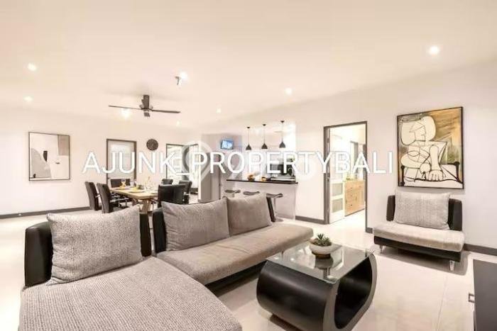 Rumah Mewah LB 180m2 Siap Pakai Desain Elegan di Kerobokan, Badung Rumah Mewah LB 180m2 Siap Pakai Desain Elegan di Kerobokan, Badung