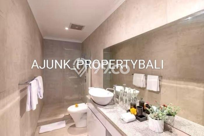 Rumah Mewah LB 180m2 Siap Pakai Desain Elegan di Kerobokan, Badung Rumah Mewah LB 180m2 Siap Pakai Desain Elegan di Kerobokan, Badung