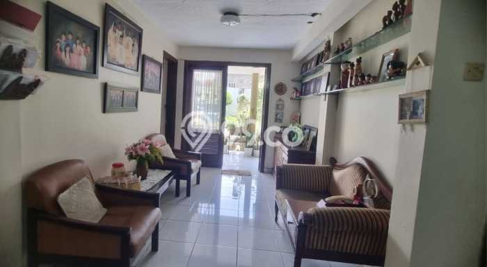 Ready to Use! Luxury House LT 881m2 Desain Elegan di Supratman Ready to Use! Luxury House LT 881m2 Desain Elegan di Supratman