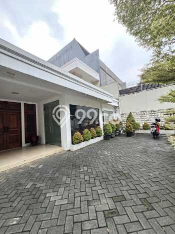Ready to Use! Luxury House LT 351m2 Desain Modern di Senopati Ready to Use! Luxury House LT 351m2 Desain Modern di Senopati