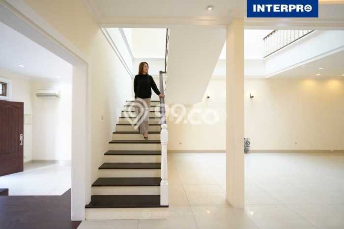 INVESTASI CERDAS! Rumah Exclusive Permata Buana, Jakarta Barat, Luas Tanah 230m² Luas Bangunan 320m² INVESTASI CERDAS! Rumah Exclusive Permata Buana, Jakarta Barat, Luas Tanah 230m² Luas Bangunan 320m²