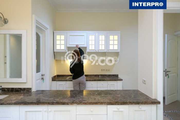 INVESTASI CERDAS! Rumah Exclusive Permata Buana, Jakarta Barat, Luas Tanah 230m² Luas Bangunan 320m² INVESTASI CERDAS! Rumah Exclusive Permata Buana, Jakarta Barat, Luas Tanah 230m² Luas Bangunan 320m²