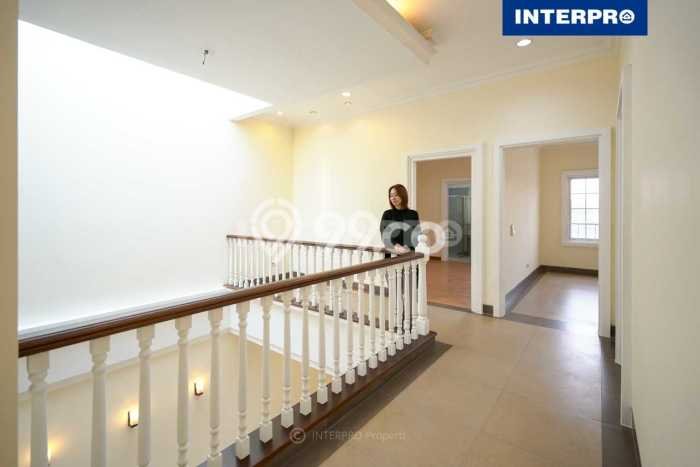 INVESTASI CERDAS! Rumah Exclusive Permata Buana, Jakarta Barat, Luas Tanah 230m² Luas Bangunan 320m² INVESTASI CERDAS! Rumah Exclusive Permata Buana, Jakarta Barat, Luas Tanah 230m² Luas Bangunan 320m²