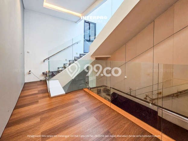 Rumah Mewah LB 360m2 Siap Pakai Desain Elegan di Permata Buana, Jakarta Barat Rumah Mewah LB 360m2 Siap Pakai Desain Elegan di Permata Buana, Jakarta Barat