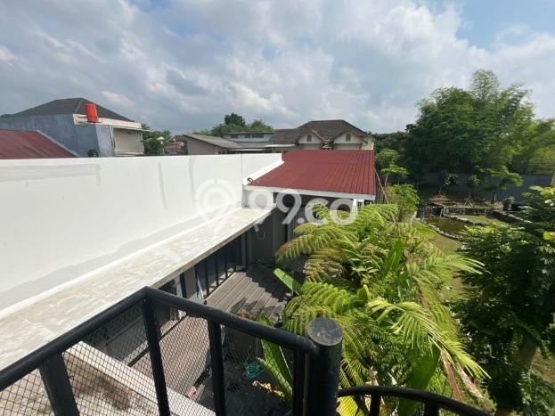 Rumah Modern di Caturtunggal, Yogyakarta, LT 319m² LB 405m² Rumah Modern di Caturtunggal, Yogyakarta, LT 319m² LB 405m²