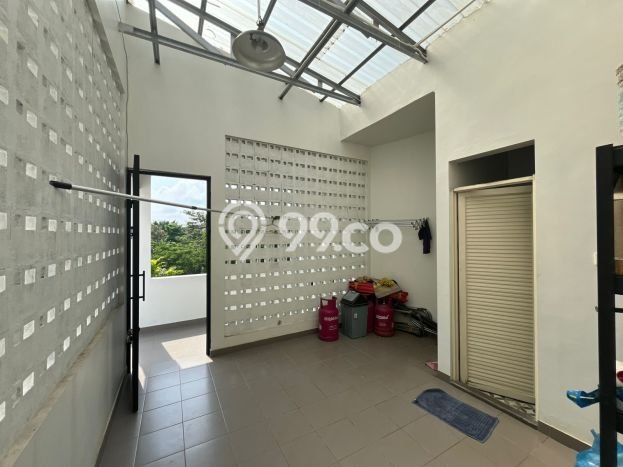 Rumah Modern di Caturtunggal, Yogyakarta, LT 319m² LB 405m² Rumah Modern di Caturtunggal, Yogyakarta, LT 319m² LB 405m²