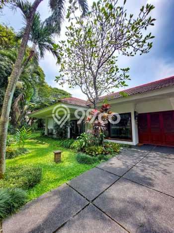 Hunian Modern dengan LT 1290m2 & LB 600m2 Dikontrakkan di Kemang Hunian Modern dengan LT 1290m2 & LB 600m2 Dikontrakkan di Kemang