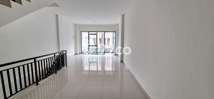 Disewakan Ruko Strategis di BSD City, Luas 179m², Jalan Strategis Disewakan Ruko Strategis di BSD City, Luas 179m², Jalan Strategis