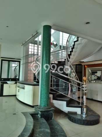 Rumah Mewah LB 1200m2 Siap Pakai Desain Elegan di Cipaganti, Bandung Rumah Mewah LB 1200m2 Siap Pakai Desain Elegan di Cipaganti, Bandung