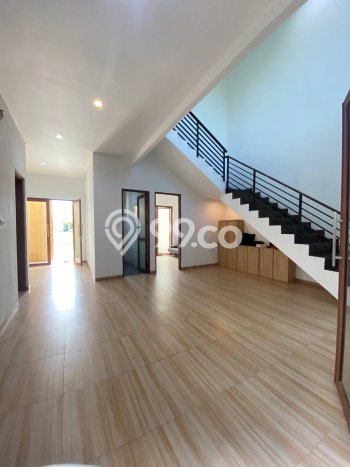 Dijual Rumah Mewah Elegan Dengan View Cantik di Menganti, Surabaya Dijual Rumah Mewah Elegan Dengan View Cantik di Menganti, Surabaya