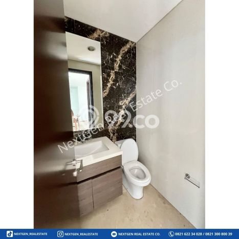 Rumah di BSD City, 4 KT, Konsep Minimalis, LT 180m² LB 242m² Rumah di BSD City, 4 KT, Konsep Minimalis, LT 180m² LB 242m²