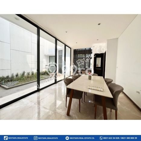Rumah di BSD City, 4 KT, Konsep Minimalis, LT 180m² LB 242m² Rumah di BSD City, 4 KT, Konsep Minimalis, LT 180m² LB 242m²