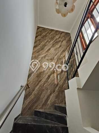 SPECIAL PRICE! Rumah di Dukuh Kupang, 4 KT, Dekat Pusat Kota, Luas 180m2m² Bangunan 255m2m² SPECIAL PRICE! Rumah di Dukuh Kupang, 4 KT, Dekat Pusat Kota, Luas 180m2m² Bangunan 255m2m²