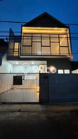Jual Rumah Eksklusif 4 KT di BSD Nusaloka, Tangerang Jual Rumah Eksklusif 4 KT di BSD Nusaloka, Tangerang