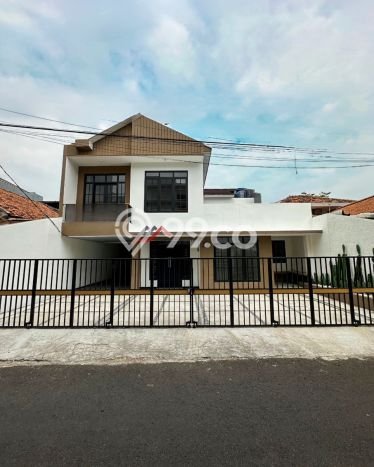 Rumah Nyaman dengan Luas Tanah 198m² dan Luas Bangunan 285m² di Kawasan Kebayoran Baru, Jakarta Selatan Rumah Nyaman dengan Luas Tanah 198m² dan Luas Bangunan 285m² di Kawasan Kebayoran Baru, Jakarta Selatan