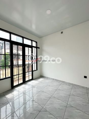 Rumah Nyaman dengan Luas Tanah 198m² dan Luas Bangunan 285m² di Kawasan Kebayoran Baru, Jakarta Selatan Rumah Nyaman dengan Luas Tanah 198m² dan Luas Bangunan 285m² di Kawasan Kebayoran Baru, Jakarta Selatan