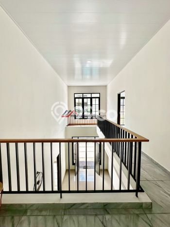 Rumah Nyaman dengan Luas Tanah 198m² dan Luas Bangunan 285m² di Kawasan Kebayoran Baru, Jakarta Selatan Rumah Nyaman dengan Luas Tanah 198m² dan Luas Bangunan 285m² di Kawasan Kebayoran Baru, Jakarta Selatan