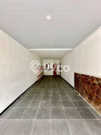 Rumah Nyaman dengan Luas Tanah 198m² dan Luas Bangunan 285m² di Kawasan Kebayoran Baru, Jakarta Selatan Rumah Nyaman dengan Luas Tanah 198m² dan Luas Bangunan 285m² di Kawasan Kebayoran Baru, Jakarta Selatan