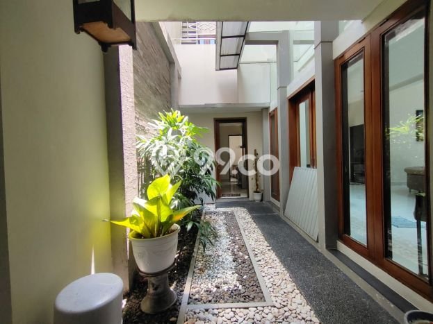 Rumah PREMIUM di Solo Baru, Solo, Luas 300m2m² Bangunan 350m2m² KESEMPATAN TERBATAS! Rumah PREMIUM di Solo Baru, Solo, Luas 300m2m² Bangunan 350m2m² KESEMPATAN TERBATAS!