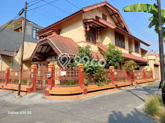 Rumah di Banjarsari, Solo, LT 225m2m² LB 230m2m² Rumah di Banjarsari, Solo, LT 225m2m² LB 230m2m²
