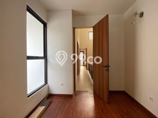 For Sale Rumah 4 Kamar Lokasi Ideal Bagus dan Strategis di Cinere For Sale Rumah 4 Kamar Lokasi Ideal Bagus dan Strategis di Cinere