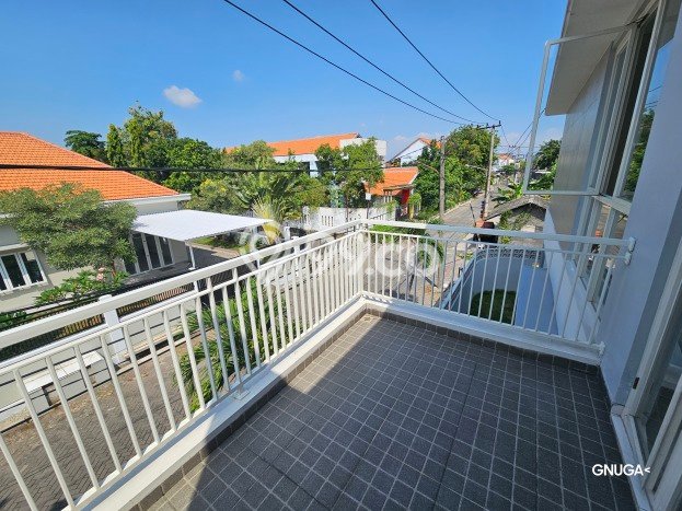Rumah Elit Modern Tanpa Renovasi di Manyar Surabaya Rumah Elit Modern Tanpa Renovasi di Manyar Surabaya
