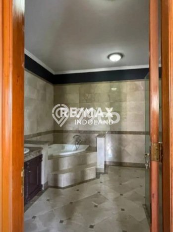 Ready to Use! Premium House LT 866m2 Desain Elegan di Pondok Indah Ready to Use! Premium House LT 866m2 Desain Elegan di Pondok Indah