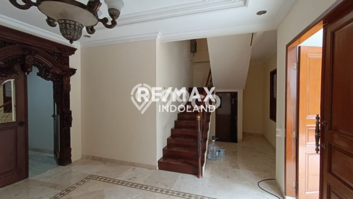 Rumah 5 KT 5 KM di Area Kebayoran Baru, Jakarta Selatan Rumah 5 KT 5 KM di Area Kebayoran Baru, Jakarta Selatan