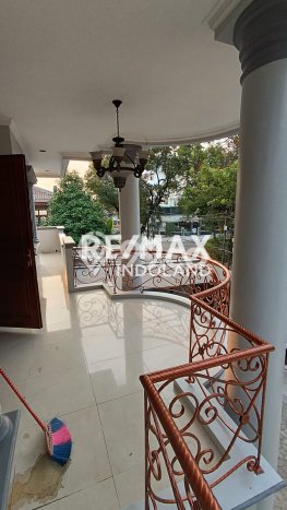 Rumah 5 KT 5 KM di Area Kebayoran Baru, Jakarta Selatan Rumah 5 KT 5 KM di Area Kebayoran Baru, Jakarta Selatan
