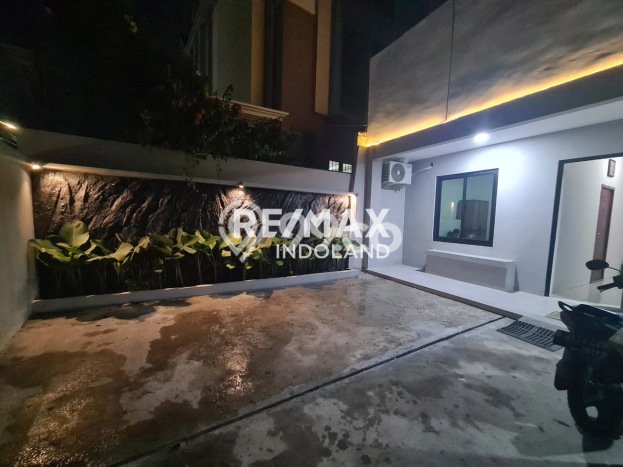 Unit Kost Dijual di Mampang Prapatan dengan 17 Kamar Tidur & Luas Bangunan 375m2 Unit Kost Dijual di Mampang Prapatan dengan 17 Kamar Tidur & Luas Bangunan 375m2