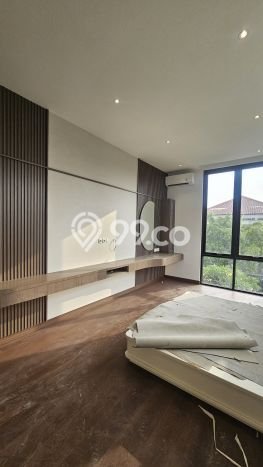 Hunian Mewah LB 328m2 Siap Pakai Desain Elegan di Meruya, Jakarta Barat Hunian Mewah LB 328m2 Siap Pakai Desain Elegan di Meruya, Jakarta Barat