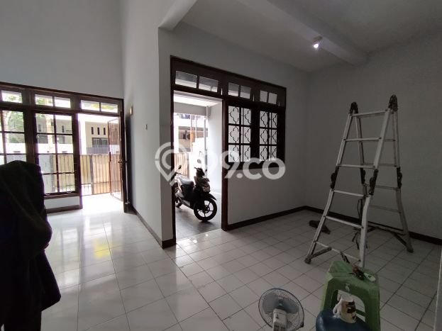PROPERTI UNGGULAN! Rumah di Tebet, 2 KT, Area Premium, LT 89m² Bangunan 150m² PROPERTI UNGGULAN! Rumah di Tebet, 2 KT, Area Premium, LT 89m² Bangunan 150m²