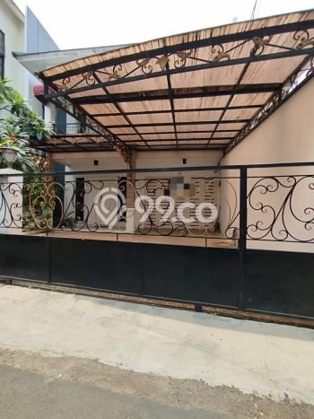 Rumah Nyaman di Tebet, 4 KT, Lingkungan Strategis, LT 150m² LB 250m² Rumah Nyaman di Tebet, 4 KT, Lingkungan Strategis, LT 150m² LB 250m²