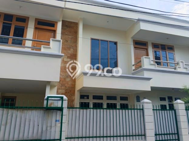Disewakan! Rumah 6 Kamar Tidur &
3 Kamar Mandi di Tanjung Duren, Jakarta Barat Disewakan! Rumah 6 Kamar Tidur &
3 Kamar Mandi di Tanjung Duren, Jakarta Barat